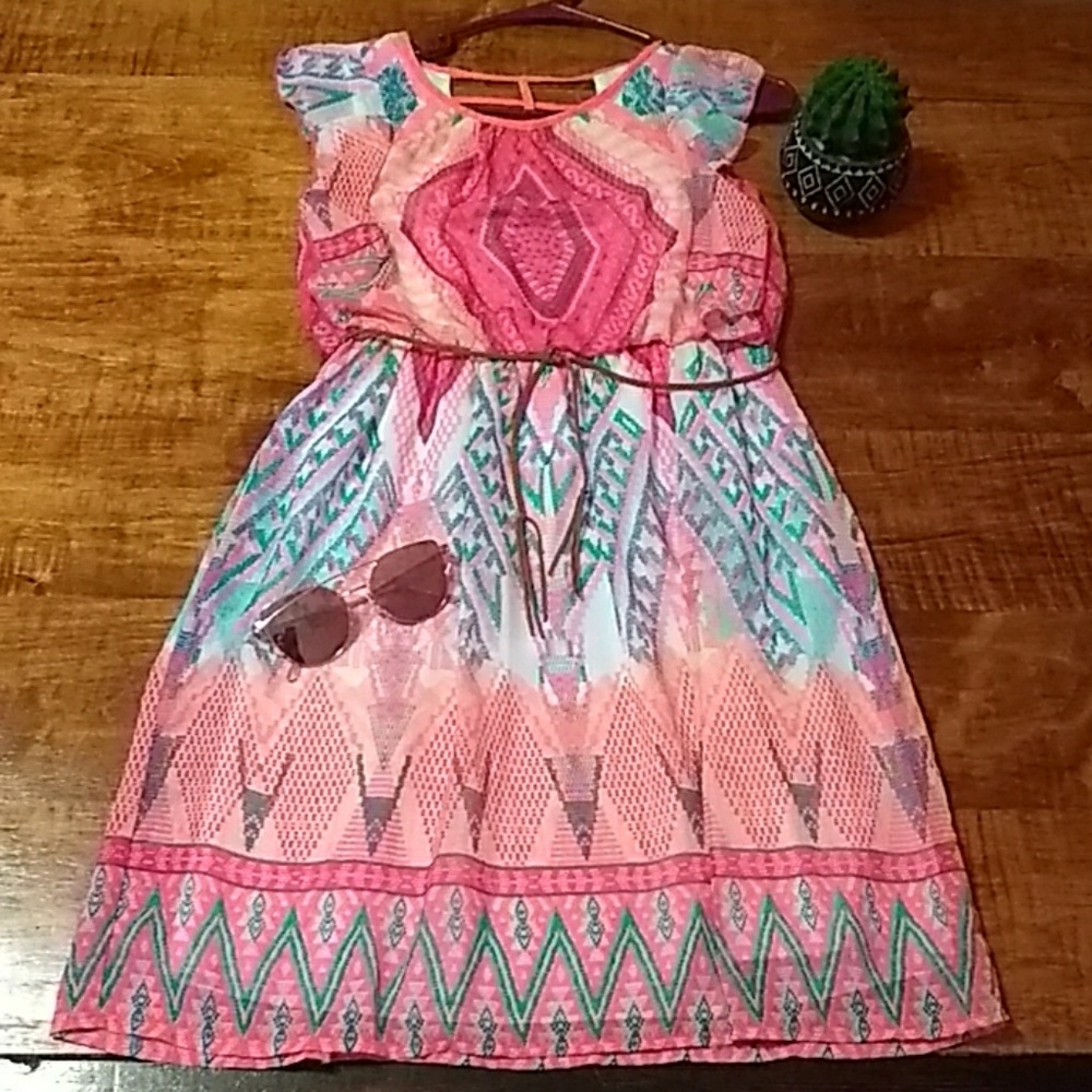 🖐🏽Beautiful desert print dress with belt.